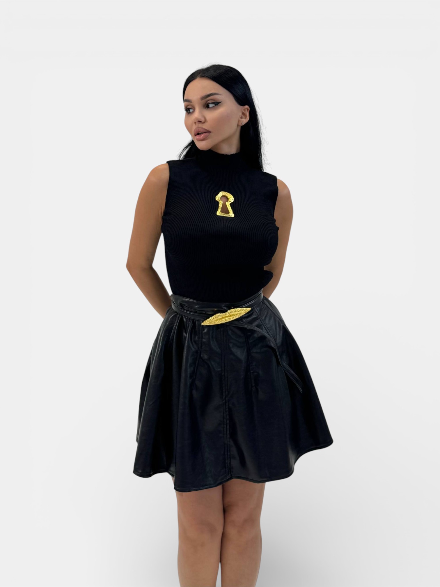 Трикотажная футболка SCHIAPARELLI черная 3451