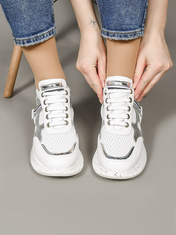 Кроссовки женские