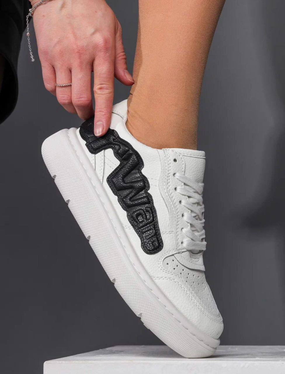 Кроссовки женские брендовые натуральная кожа белые с черным 3605