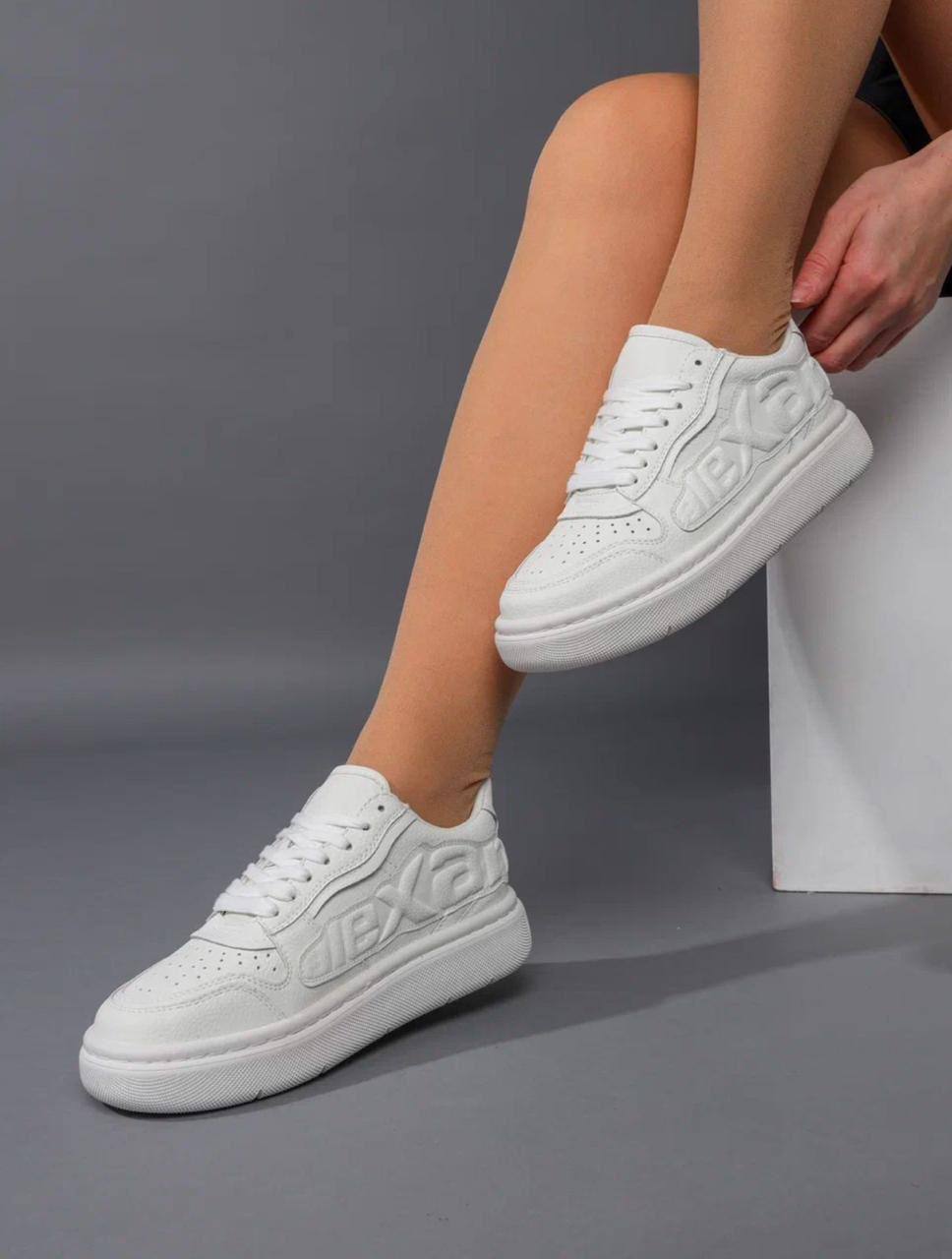 Кроссовки женские брендовые натуральная кожа белые 3600 Кроссовки женские брендовые натуральная кожа белые 3600